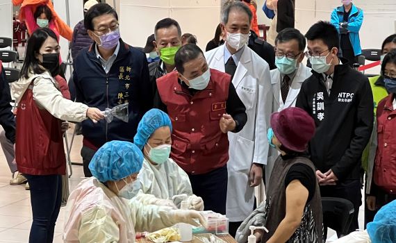 新北開設中大型接種站 65歲以上長者規劃雙軌服務