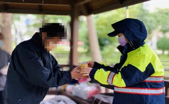 寒冬雪中傳愛 桃市中壢警興國所暖助街友抗寒防疫