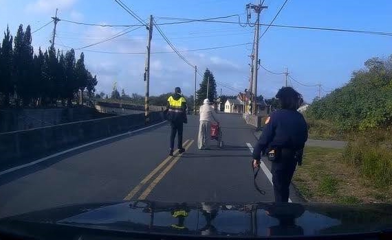 影/寒風中長者推輪椅行走險象環生 臺西警暖心協助平安返家
