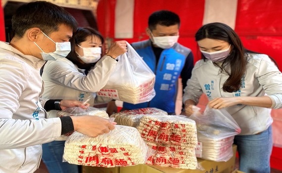 台南德高厝上帝廟攜手議員曾信凱 寒冬送暖助弱勢