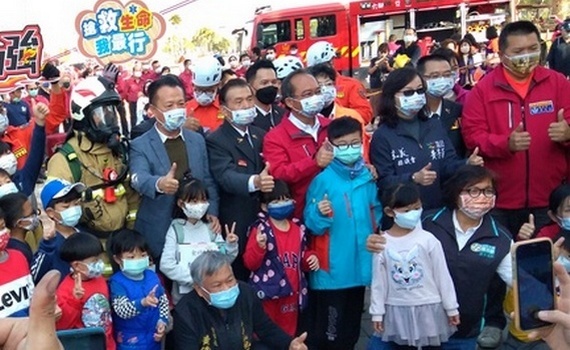 嘉義縣慶祝消防節表揚績優人員 授旗成立民雄專責救護隊