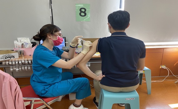 萬餘民眾搶打第三劑 成醫施打規劃完善受稱許