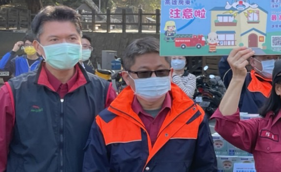 高雄祈福夯舊城 消防隊現場發放住警器