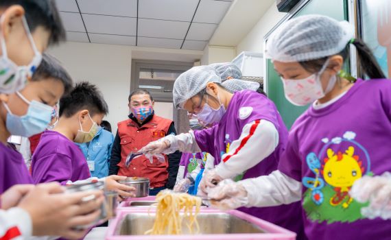侯友宜視察校園用餐防疫 提醒使用隔板、不共食、不交談
