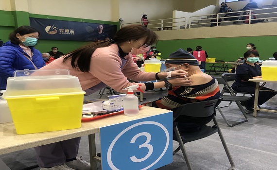 竹縣2染疫師生竹市巨城用餐 近6000員工快篩採檢