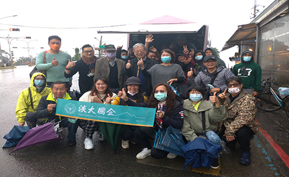 淡大國企班寒冬送暖捐冬衣 外籍漁工也能過好年