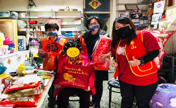 關懷獨老 台電偕社福團體送紅包及年菜