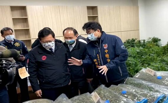 中壢警跨區新北勇搗毒窟 查獲上億元植栽大麻686株