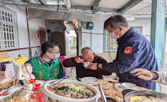 歲末送暖  張榮發慈善會、北港警陪獨老圍爐 