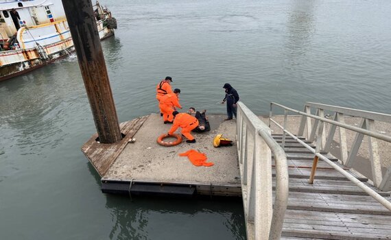 船員失足跌落漁港 海巡即刻救援保命 