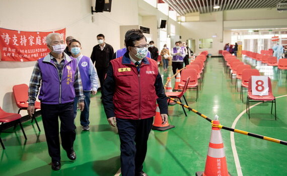 鄭文燦視察大園疫苗接種站 籲市民施打第三劑拚覆蓋率