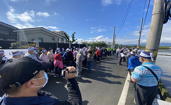 居民抗議狗場吵雜汙染環境 屋主開賓士車穿越現場險釀衝突 