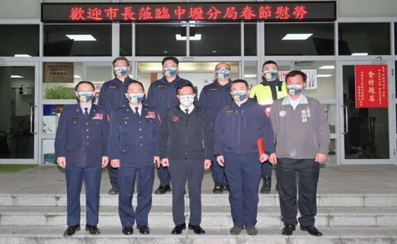 鄭文燦深夜慰勉桃市警中壢等6分局 感謝維安與疫調辛勞
