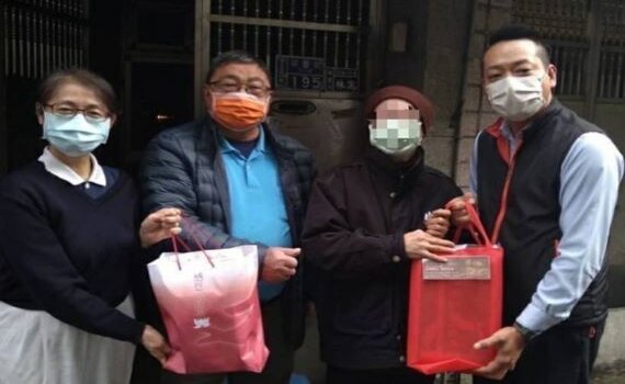 海巡北部分署虎年送暖 關懷獨居長者分贈春節紅包