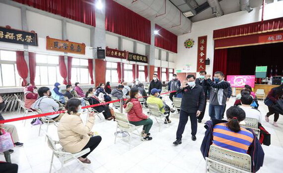 視察桃園榮服處及體育館接種站 鄭文燦籲踴躍施打疫苗