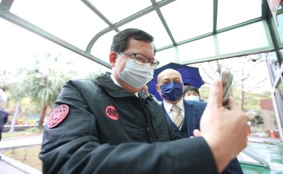 鄭文燦慰訪蘆竹區長照中心拜年 祝福長者平安健康