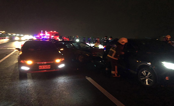 國道5號北向32公里4自小客追撞 4人受困車內