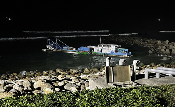 寒夜捕鰻苗 一舢舨船竹安河口翻覆3人落海1人無生命徵象