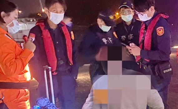 快訊/高雄男子負氣尋短落海失溫 第五岸巡隊弟兄目擊奮勇搶救送醫