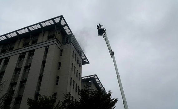  快訊：宜蘭大學生資大樓研究室火警 消防人員搶救中 