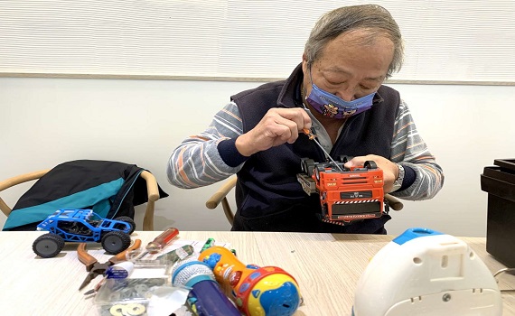 70歲志工阿公變玩具醫生　進駐竹市親子館讓玩具重生 