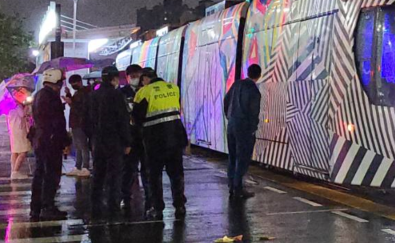 (有影片)/高雄輕軌遭惡闖擦撞致列車「停駛」 警方積極循線追查