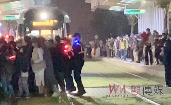 影/臺灣燈會群眾高素質!警積極戰術「摩西過紅海」再現 民嗨:太壯觀了