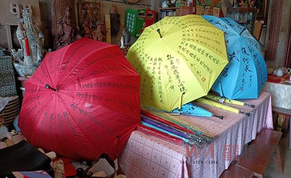影/下雨天悶到搞創意自娛 書法躍上雨傘竟大受歡迎