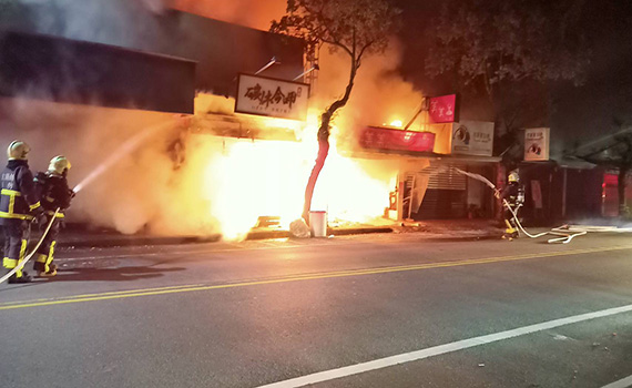 祝融突襲店家付諸一炬 宜蘭市復興路鐵皮屋商店凌晨大火 