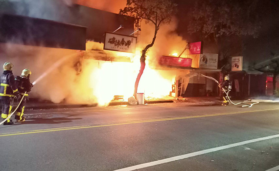 祝融突襲店家付諸一炬 宜蘭市復興路鐵皮屋商店凌晨大火