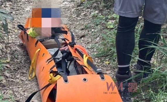 老翁攀高雄柴壽山腳傷困秘境 警消民搜隊協力搬運助送醫