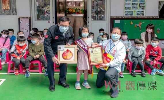 畫癌為愛巡迴全台首展 鄭文燦為5歲腦癌小天使畫家潘盈希加油 