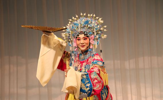 三重子弟孔玥慈演出「貴妃醉酒」名劇