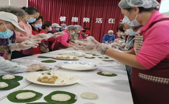 深坑土庫里老人共餐重新開張 長輩手作清明鼠鞠粿