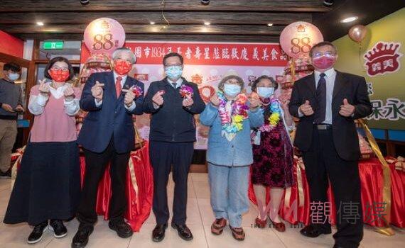 義美食品邀長者歡慶88歲生日 鄭文燦加碼贈禮券