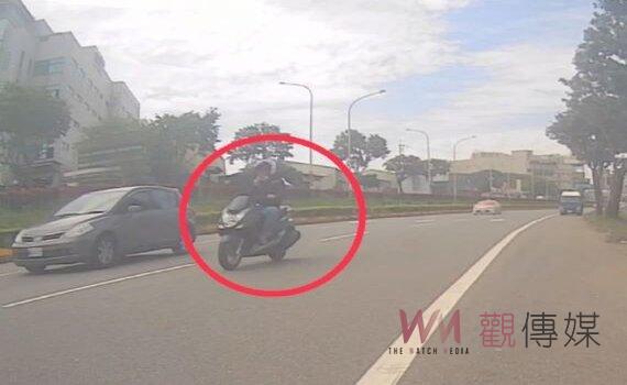 男子酒後單手騎機車邊騎邊抽煙被攔檢 桃市交警籲勿酒後駕車