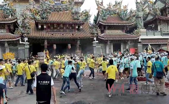 影/北港武德宮進香團械鬥 白賓士遭砸棍棒滿天飛
