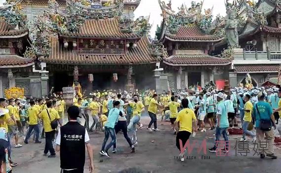 影／北港武德宮進香團械鬥　白賓士遭砸棍棒滿天飛 