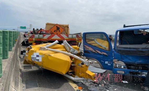 國道三號彰化快官路段小貨車追撞施工緩撞車 小貨車毀人傷