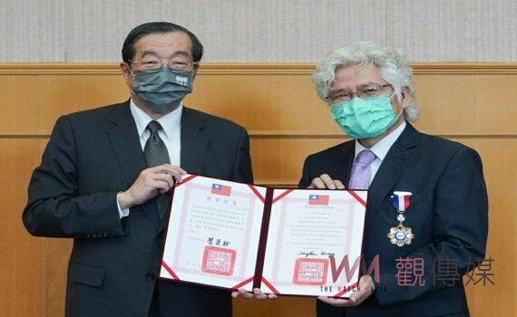 政院前人事長施能傑歸建政大 考試院特頒一等考銓獎章