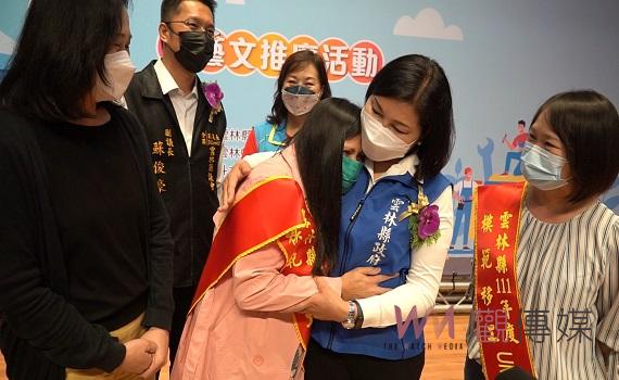影/雲林111年度模範勞工表揚 縣長表揚104位各階層勞工
