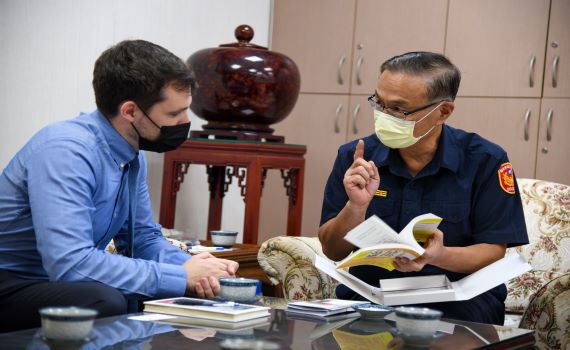 英在台辦事處拜會 黃宗仁贈書交流防疫經驗