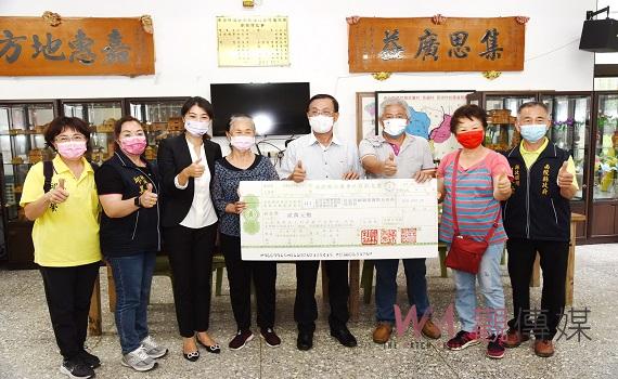 南投縣長訪視國姓三社區關懷據點關心長輩生活