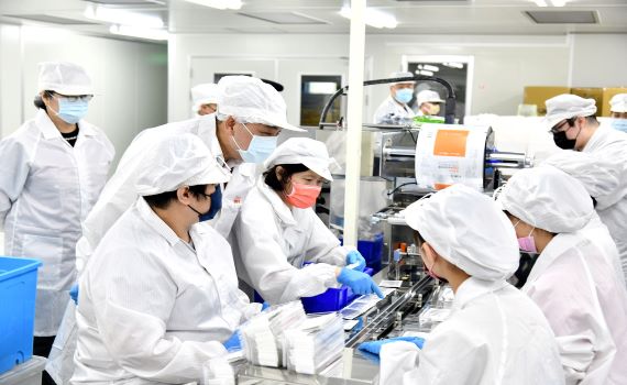 快篩劑需求大 侯友宜視察生產線盼讓民眾合理價格取得