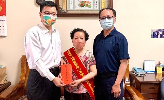 教育子女從警服務社會 姜莊金英女士當選嘉市警局模範警察母親
