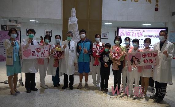 影/媽祖醫院慶母親節-真馨為妳 為醫護母女檔溫馨獻花祝福
