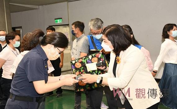 張縣長至警察局歡度母親節 發送精美小禮物給女性員警