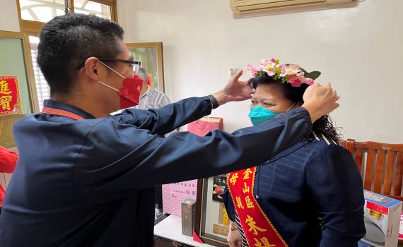 防疫不群聚!金山區長到府表揚模範母親 杜鵑花環獻祝福