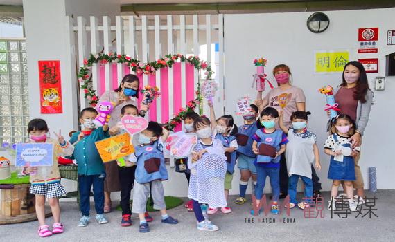明倫非營利幼兒園慶祝母親節 小朋友體驗肚子有Baby的感覺