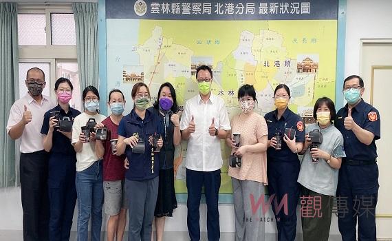 北港警分局歡慶母親節 局長蔡培元致贈蛋糕、咖啡